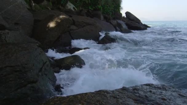 Urmărirea Mișcării Lente Valurilor Grele Care Prăbușesc Bolovani Periculoși — Videoclip de stoc