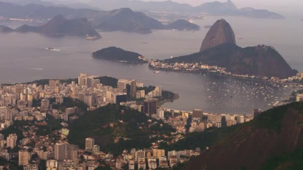 リオデジャネイロの都市景観と風景の高い定義空中パン カメラはまた 飛行中の飛行機をキャプチャします — ストック動画