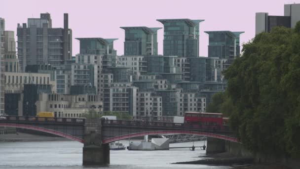 Londra Daki Lambeth Köprüsü Nden Geçen Sabit Bir Araba Otobüs — Stok video