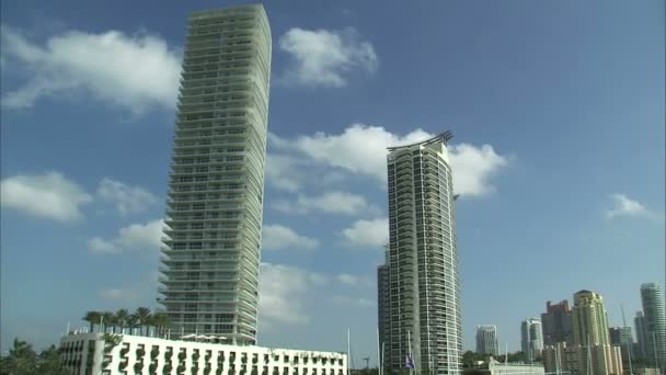 Tiro Panning Para Baixo Hotéis Para Uma Marina Barco Miami — Vídeo de Stock
