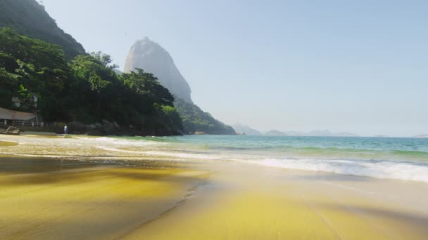 Disparo Estático Olas Lavando Las Arenas Doradas Sombreadas Playa Praia — Vídeos de Stock