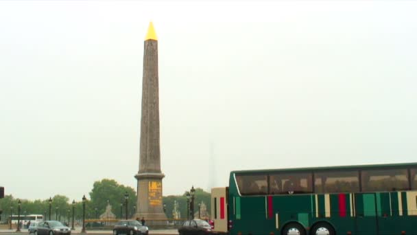 Tiro Monumento Paris Enquanto Veículos Passam — Vídeo de Stock