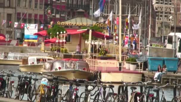 Amsterdam Hollanda 2013 Yaklaşık Hızlandırılmış Canal Için Dock Cihazının Tekneler — Stok video