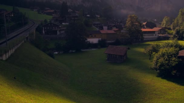 Strzał Prawo Lewej Prawej Lauterbrunnen Szwajcaria Świcie Pociąg Można Zobaczyć — Wideo stockowe