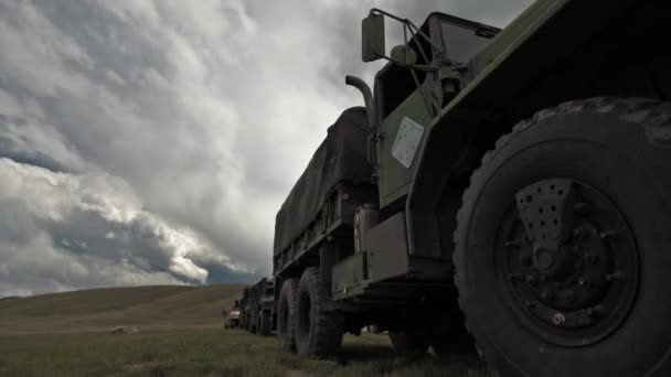 緑色のベレー帽アメリカ合衆国陸軍特殊部隊での訓練での撮影の軍の護送トラックの時間経過にドーリーすると 雲が上空を通過します — ストック動画