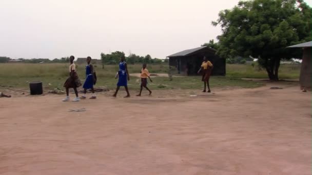 肯尼亚 大约在 2010 广角镜头的孩子之间传递给小屋 — 图库视频影像
