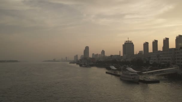 橋の上から中国の都市スカイラインのショットをパンします 中国で撮影 — ストック動画