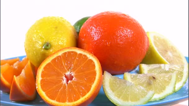 Tiro Médio Uma Variedade Frutas Cítricas Girando Uma Placa Uma — Vídeo de Stock