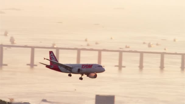 Rio Janeiro Juni 2013 Ett Flygplan Kommer Land Flygplatsen Santos — Stockvideo