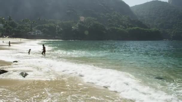 Slow Motion Skott Vågor Ebbing Och Flyter Röda Stranden Rio — Stockvideo