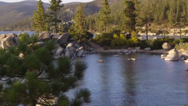 Statische Opname Van Emerald Bay Lake Tahoe Omringd Door Rotsen — Stockvideo