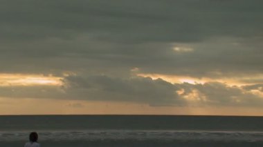 Bali, Endonezya - 2013 yaklaşık: Wide bulutlar Bali ile okyanus ve güneş hızlandırılmış vurdu