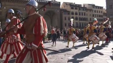 Şık kıyafetleri aletleri geçit töreninde oynamak'ın adamlarından geniş çekim