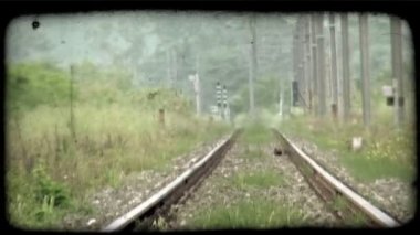 Demiryolu atış alanları ile her iki tarafta izler. Vintage stilize video klip.