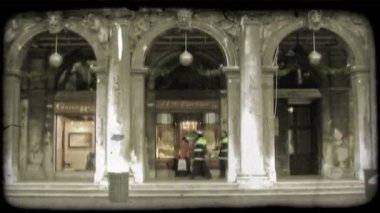 İnsanlar İtalya bazı kemer altında bir patika yol gösterecek. Vintage stilize video klip.