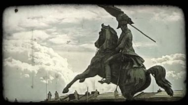 Bir heykel Viyana'da bir binanın önünde bir kadeh. Vintage stilize video klip.