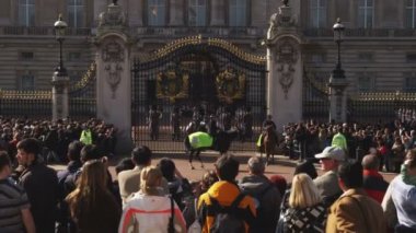 Yaklaşık Ekim, 2011 - Londra, İngiltere: Buckingham Sarayı Londra muhafiz değiştirmek orta geniş vurdu