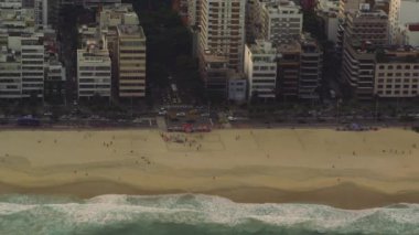 Hava dolly atış bir helikopterden çekilmiş Brezilya'da Rio de Janeiro şeridinin.