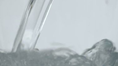 Aşırı yakın çekim bir boş cam kap doldurma su