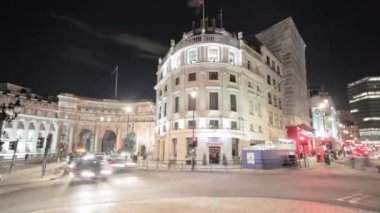 Ekim 2011 yaklaşık - Londra, İngiltere: Geniş açı Londra'daki Charing Cross çevresinde trafik hızlandırılmış. Atış Admiralty Arch ve Uganda evi sayısı aşağı Cockspur St. ve The Mall ile karşı karşıya. Ekim 2011 yılında filme.