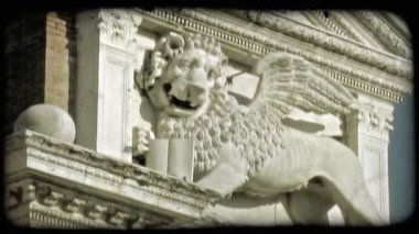 İtalya bir binada üzerinde kanatlı aslan heykeli. Vintage stilize video klip.