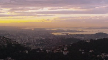 Güzel bir sarı ve pembe günbatımı üzerinde daha hızlı bir tava. Deniz ve Rio de Janeiro cityscape atış vitrinler.