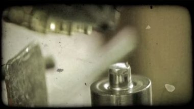 Bu çadır malzemesi alt kelepçeler ve süreç delik ortasına kesmek metal bir delik ile pul gibi endüstriyel makine kapatın. Vintage stilize video klip.