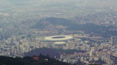 Yavaş hareket kentsel Rio de Janeiro, Brezilya, hava görüntülerini Maracan görüntülerini de dahil mi? Futbol Stadyumu ve çevreleyen dağlar. Hareketli bir helikopterden filme.