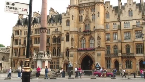 Liten Kastrull Med Byggnad Precis Utanför Baksidan Westminster Abbey London — Stockvideo
