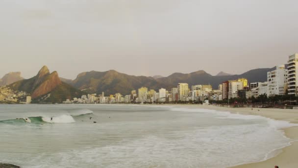 Longo Tiro Surfistas Praia Ipanema Durante Primeiras Horas Manhã Montanhas — Vídeo de Stock