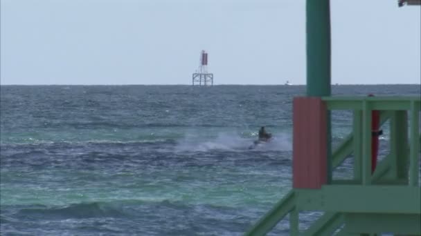 Waverunners 在海洋中路过一枪 — 图库视频影像