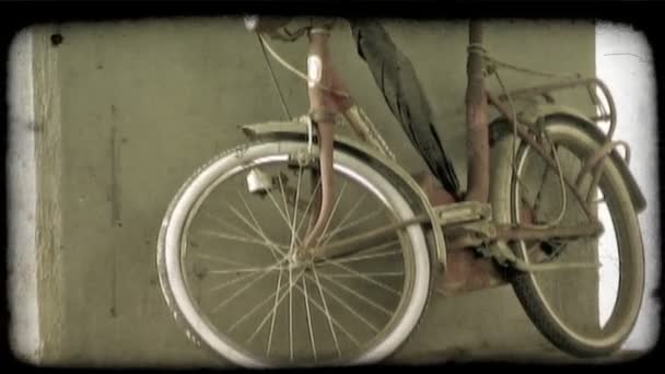 Tiro Bloqueo Una Bicicleta Italiana Roja Antigua Vintage Clip Vídeo — Vídeos de Stock