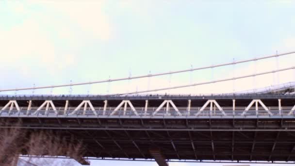 돌리는 뉴욕시의 밑으로 쏘았습니다 카메라 각도는 자동차에서 드라이브로 다리를 올려다 — 비디오
