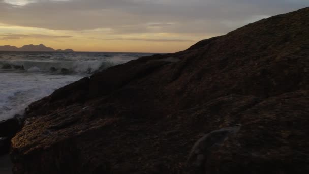Esta Uma Foto Panorâmica Das Falésias Das Ondas Oceânicas Praia — Vídeo de Stock