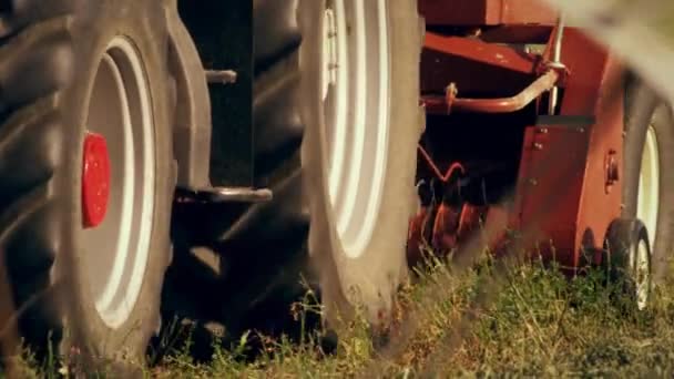 Gros Plan Partie Inférieure Tracteur Pendant Ramasse Foin Caméra Déplace — Video