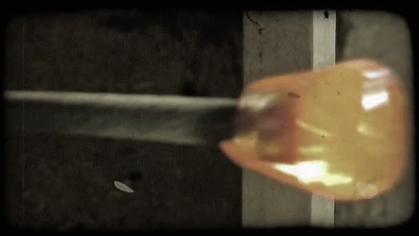 Скляний Вентилятор Формує Шматок Скла Столі Вінтажний Стилізований Відеокліп — стокове відео