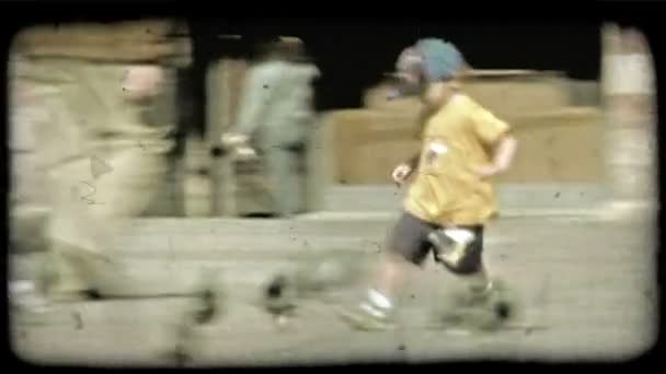Liten Pojke Jagar Duvor Italiensk Plaza Vintage Stiliserade Videoklipp — Stockvideo