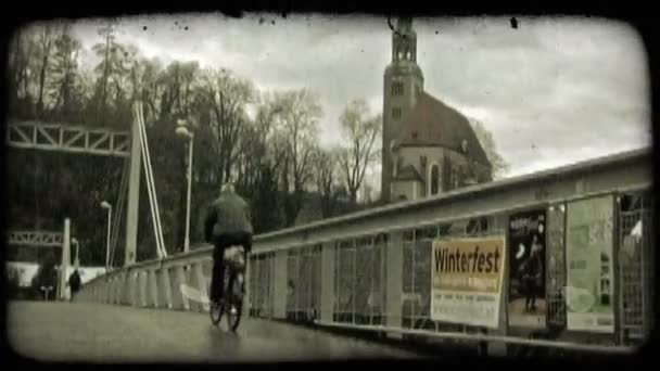 Dos Hombres Europeos Siguiéndose Unos Otros Bicicleta Cruzan Puente Con — Vídeos de Stock