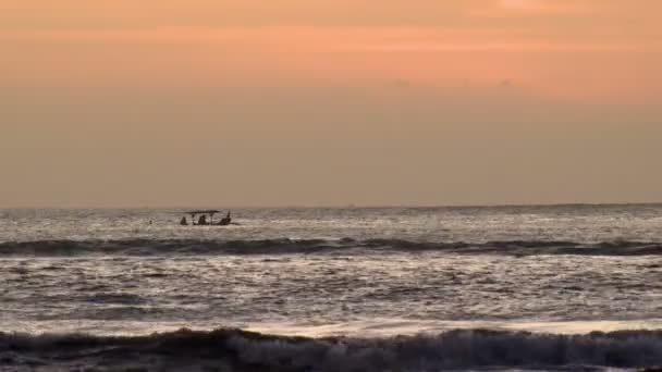 バリ島のサンセットで水に漁船のワイド ショット — ストック動画