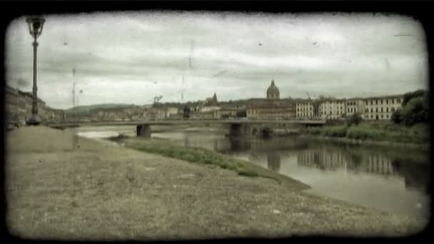 许多汽车与意大利的天际线在背景中桥的镜头 复古风格化视频剪辑 — 图库视频影像
