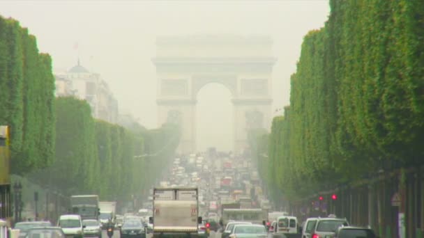 Les Véhicules Roulent Sous Une Arche Dessus Route Paris — Video
