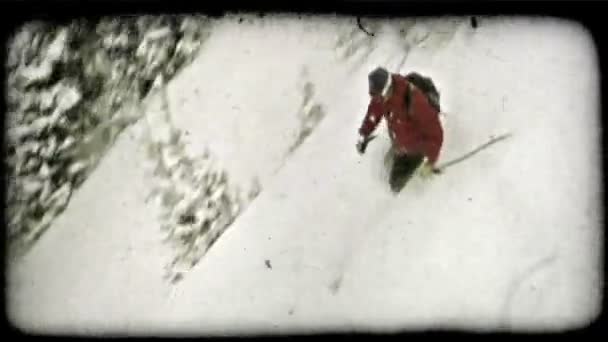 Профессиональный Лыжник Одетый Профессиональные Снаряжение Лыжи Вниз Горе Винтажный Стилизованный — стоковое видео