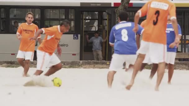 リオデジャネイロ ブラジル 2013年6月23日 ブラジルのリオデジャネイロのタバレス バストス ファヴェーラでサッカーの試合をしている男性のスローモーションショット カメラはサッカーチームの動きに従って左から右にパンします — ストック動画