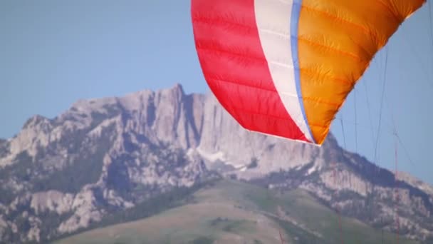 Fallskärmar Två Paragliders Förlängs Medan Fortfarande Står Marken Verkar Vara — Stockvideo