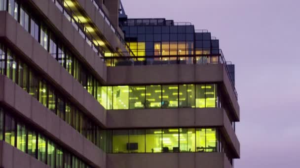 Nedåtgående Rörelse Skott Kontorsbyggnad London Precis Bredvid Themsen Byggnaden Upplyst — Stockvideo