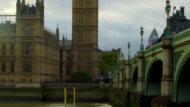 카메라는 표면에서 시작하여 런던의 시계탑에서 올라갑니다 웨스트민스터 건너편에서 — 비디오