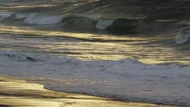 Tippning Skott Vågor Kraschar Ipanema Beach Vid Solnedgången Filmad Rio — Stockvideo