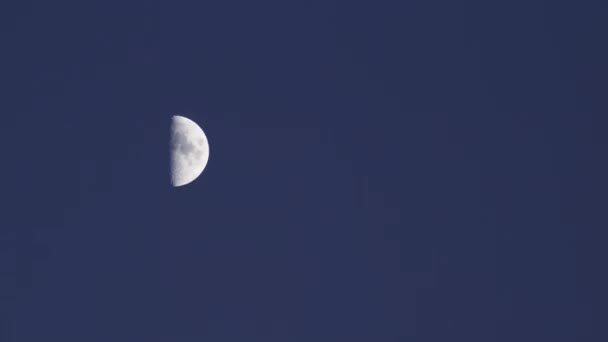Poklatkowy Strzał Pół Księżyca Poruszający Się Niebie Jak Niebo Ciemnieje — Wideo stockowe