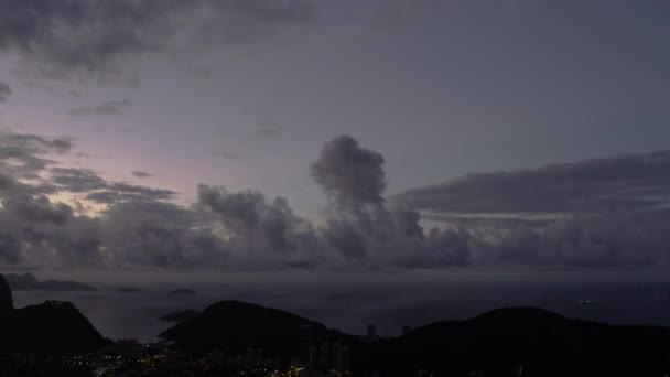 一种锅 Diagonalley 从右到左跨城市的里约热内卢 巴西的镜头 它是黄昏 和城市的灯都可见 现场在山中 启动和进展 Diagonalley 向下的走向城市和海湾 — 图库视频影像