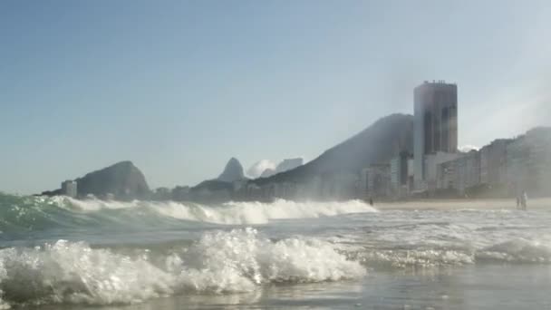 Παλίρροια Που Συντρίβεται Ακτές Της Copacabana Ρίο Ντε Τζανέιρο Βραζιλία — Αρχείο Βίντεο